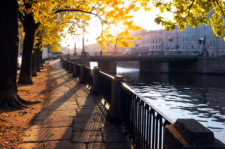 Exciting tours and spectacular views of the fall of Petersburg